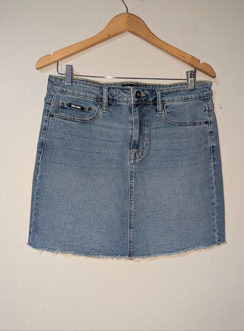 10 DKNY Denim Raw Hem Medium Wash Jean Skirt